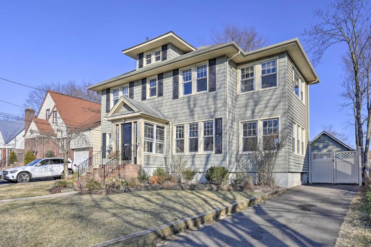 Classic Teaneck Colonial Home With A Modern Touch Exterior photo