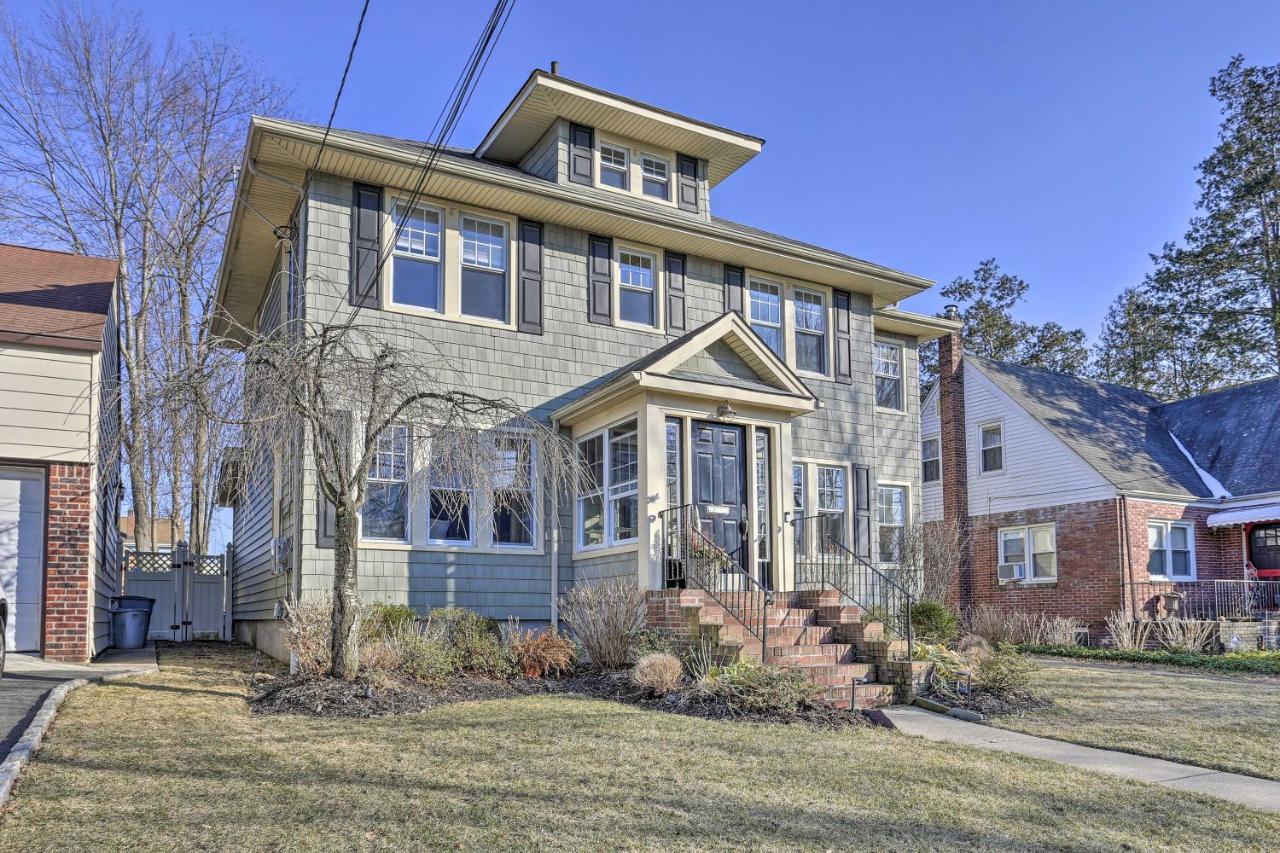 Classic Teaneck Colonial Home With A Modern Touch Exterior photo